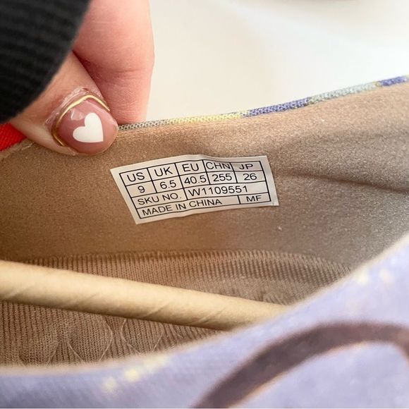 Size 9 NWT UIN Slip On Shoes Canvas Comfortable Lightweight The Singer - Picture 7 of 9